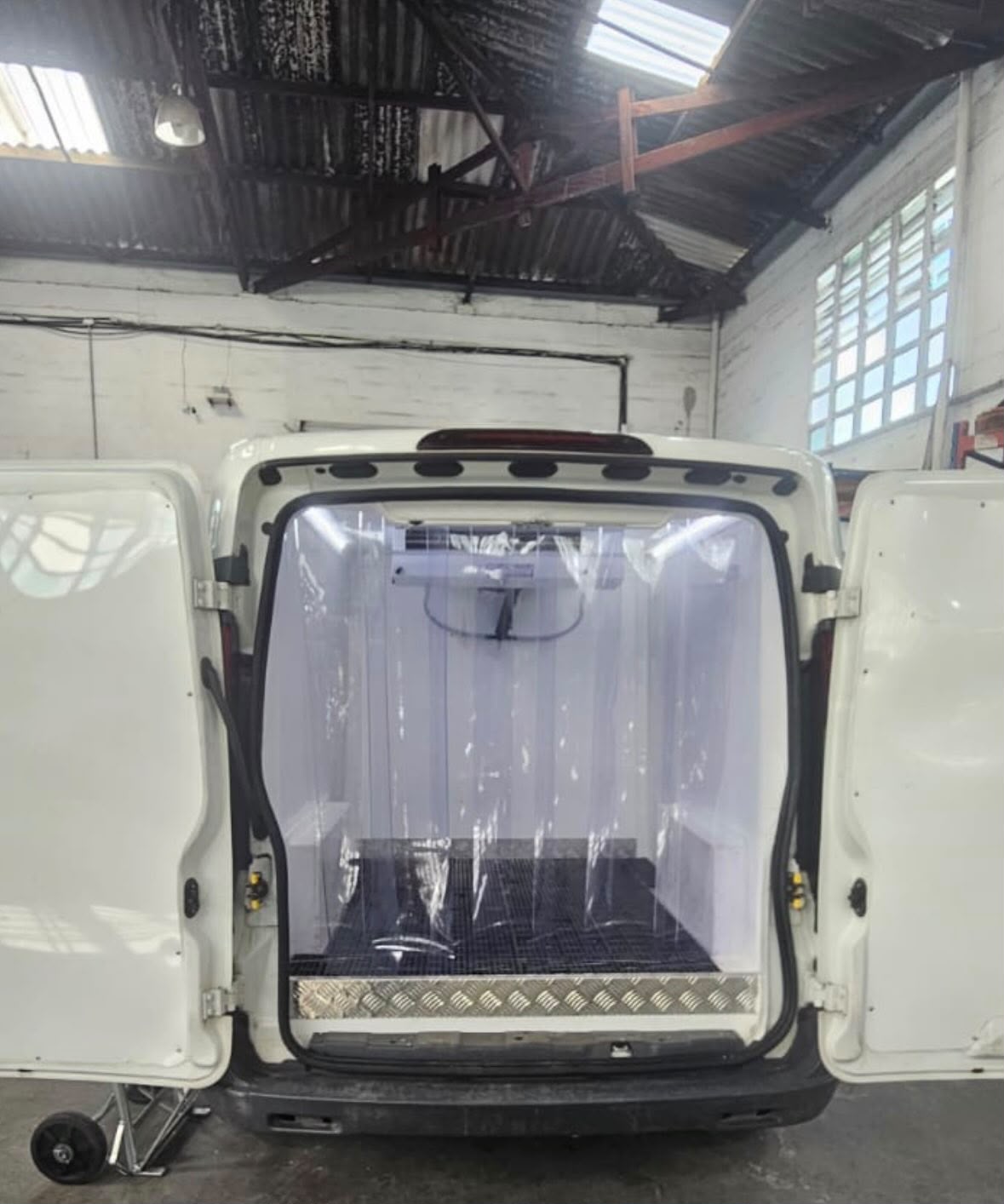 Cortina de PVC para Caminhão Baú e Utilitários — variação 5