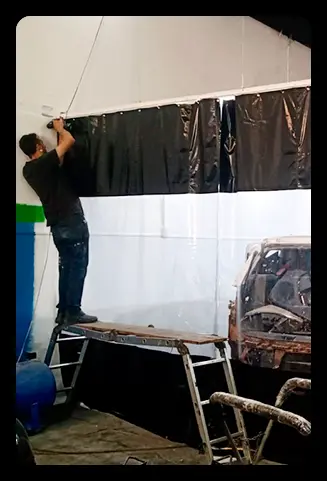 Equipe da Destac instalando cortina em cabine de funilaria