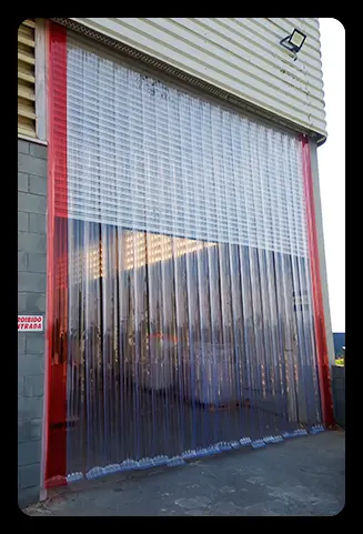 Cortina de PVC cristal em portão de carga e descarga